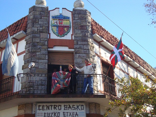 A miles de kilómetros de Pamplona, desde el balcón del centro vasco platense también se lanzó el txupinazo (fotoEE)